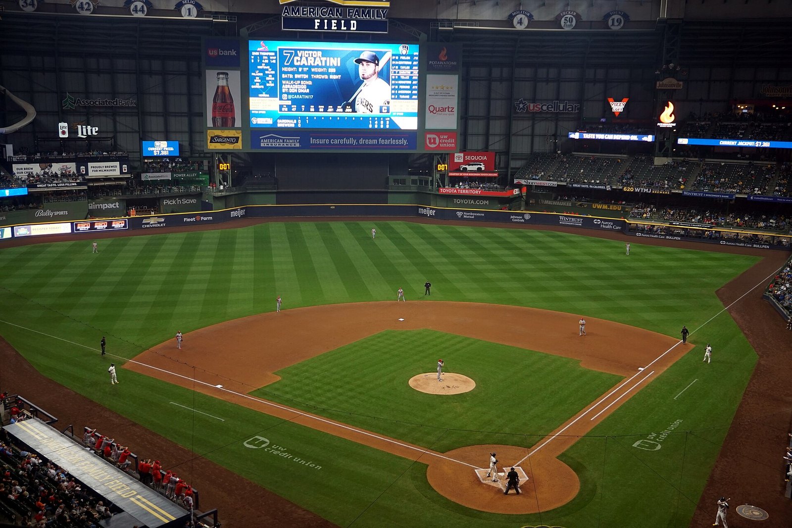 Myers' Dropped Fly Sparks 6-Run 9th as Cardinals Top Reds 10-9