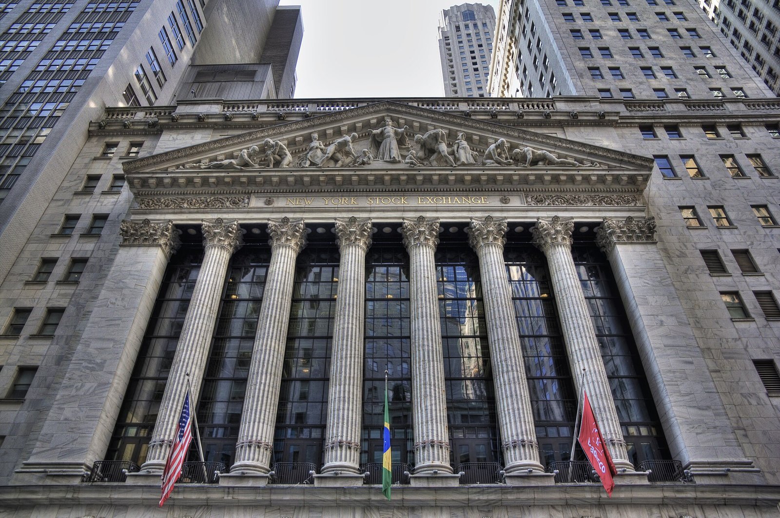 Dow Falls 464 as Oil Jumps and Honeywell Sinks 23%