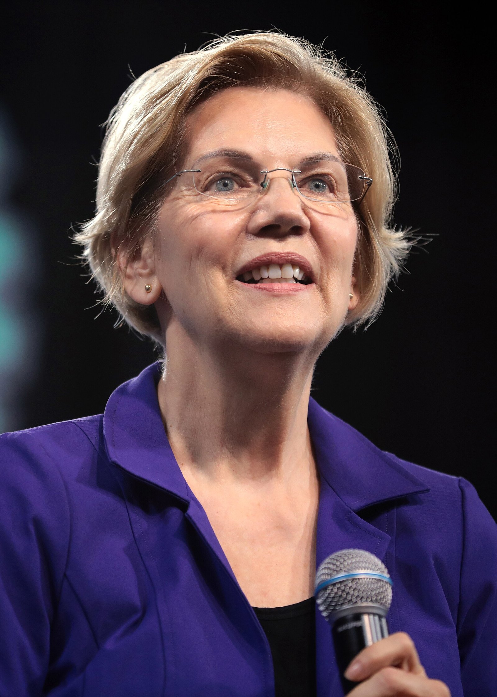 Warren Presses Apple, Amazon and Others to Pass Tariff Refunds to Customers