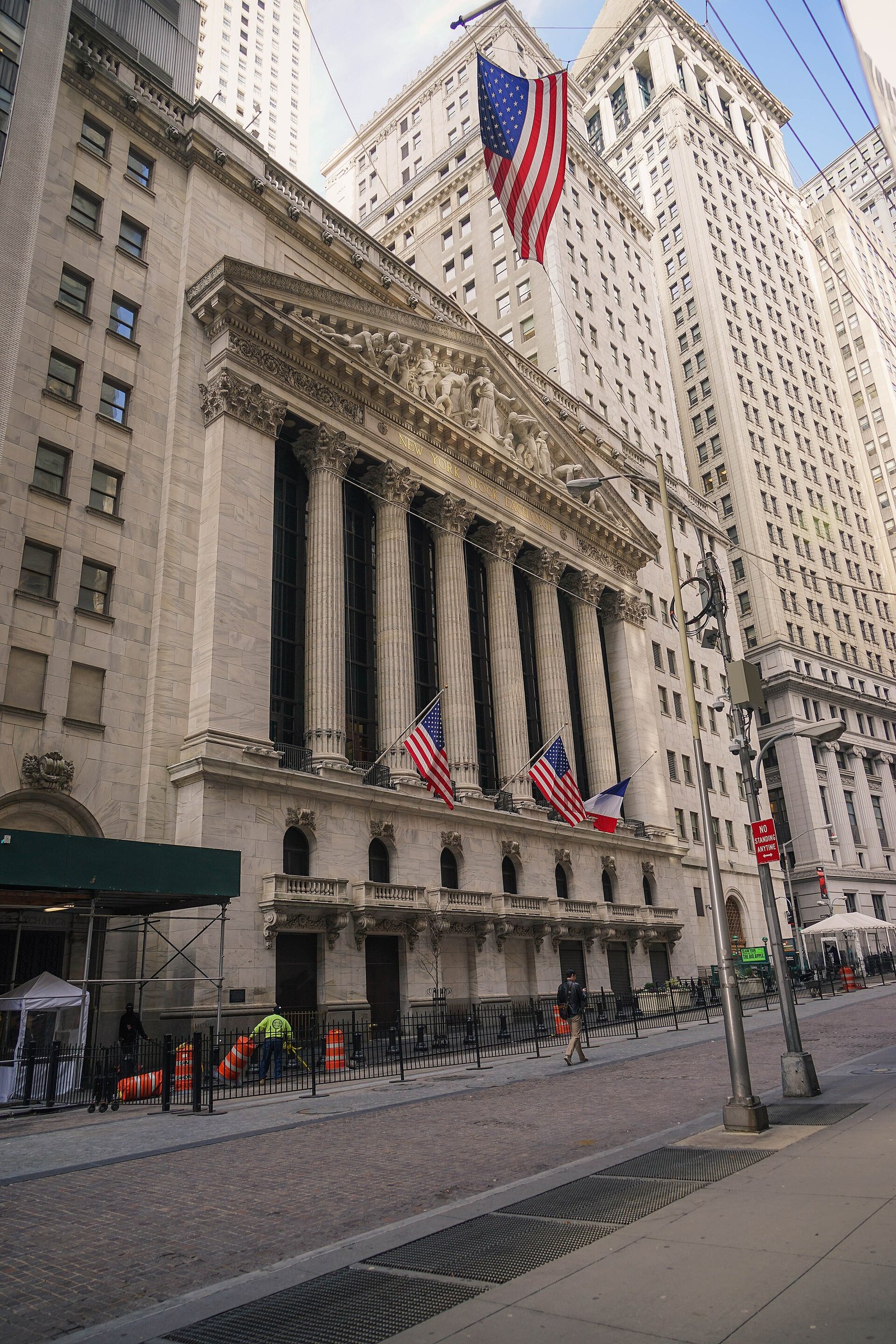World Shares Mixed as Oil Slips and Wall Street Awaits Jobs Report